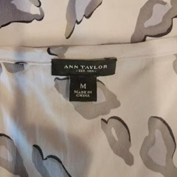 Ann Taylor Sleeveless Evening Business Silk Blouse with Gray Animal Print - Picture 4 of 5
